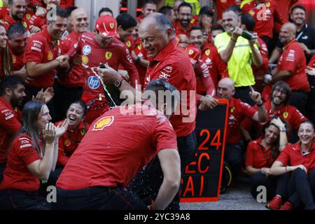 Austin, USA. Oktober 2024. Frédéric Vasseur sprüht sein Team mit Champagner, während Scuderia Ferrari am 20. Oktober 2024 ihre Siege beim Formel 1 Pirelli United States Grand Prix vom Turm in Austin, Texas, feiert. (Foto: Stephanie Tacy/SIPA USA) Credit: SIPA USA/Alamy Live News Stockfoto