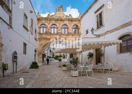 Ostuni Italien 18. September 2024 bei einem Spaziergang durch Apulien begegnen Besucher einer reizvollen Straße mit historischer Architektur. Ein wunderschöner Bogen Stockfoto