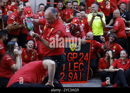 Austin, USA. Oktober 2024. Frédéric Vasseur sprüht sein Team mit Champagner, während Scuderia Ferrari am 20. Oktober 2024 ihre Siege beim Formel 1 Pirelli United States Grand Prix vom Turm in Austin, Texas, feiert. (Foto: Stephanie Tacy/SIPA USA) Credit: SIPA USA/Alamy Live News Stockfoto