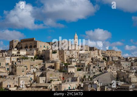 Eingebettet in die Hügel von Apulien besticht Matera mit seinen einzigartigen Höhlenhäusern, historischen Gebäuden und einer dramatischen Skyline. Stockfoto