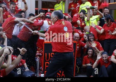 Austin, USA. Oktober 2024. Frédéric Vasseur sprüht sein Team mit Champagner, während Scuderia Ferrari am 20. Oktober 2024 ihre Siege beim Formel 1 Pirelli United States Grand Prix vom Turm in Austin, Texas, feiert. (Foto: Stephanie Tacy/SIPA USA) Credit: SIPA USA/Alamy Live News Stockfoto