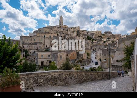 Eingebettet in die Hügel von Apulien Italien, besticht Matera mit seinen alten Steinbauten und verwinkelten Gassen. Stockfoto