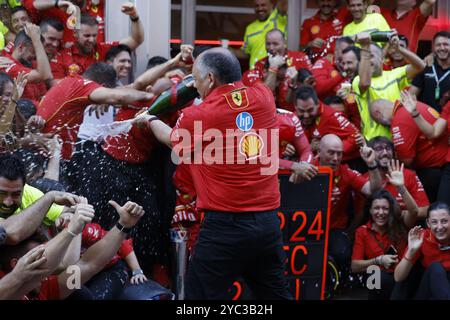 Austin, USA. Oktober 2024. Frédéric Vasseur sprüht sein Team mit Champagner, während Scuderia Ferrari am 20. Oktober 2024 ihre Siege beim Formel 1 Pirelli United States Grand Prix vom Turm in Austin, Texas, feiert. (Foto: Stephanie Tacy/SIPA USA) Credit: SIPA USA/Alamy Live News Stockfoto