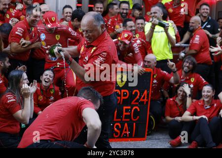 Austin, USA. Oktober 2024. Frédéric Vasseur sprüht sein Team mit Champagner, während Scuderia Ferrari am 20. Oktober 2024 ihre Siege beim Formel 1 Pirelli United States Grand Prix vom Turm in Austin, Texas, feiert. (Foto: Stephanie Tacy/SIPA USA) Credit: SIPA USA/Alamy Live News Stockfoto