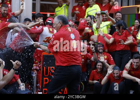 Austin, USA. Oktober 2024. Frédéric Vasseur sprüht sein Team mit Champagner, während Scuderia Ferrari am 20. Oktober 2024 ihre Siege beim Formel 1 Pirelli United States Grand Prix vom Turm in Austin, Texas, feiert. (Foto: Stephanie Tacy/SIPA USA) Credit: SIPA USA/Alamy Live News Stockfoto