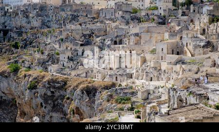 Eingebettet in die Hügel Apuliens, bietet Matera Italien eine reiche Geschichte mit seiner komplexen, in Stein gemeißelten Architektur. Stockfoto