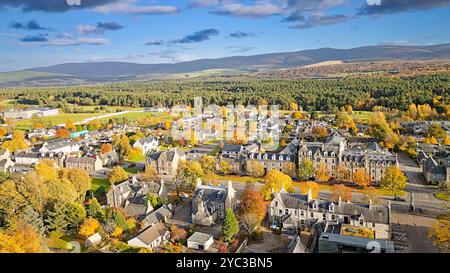 Grantown am Spey Highland Schottland im Herbst mit Blick über die Straßen und Häuser in Richtung der Cromdale Hills Stockfoto