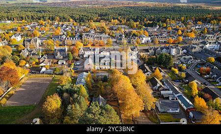 Grantown am Spey Highland Schottland im Herbst mit Blick über die Church Avenue zum Square und vielen bunten Bäumen Stockfoto