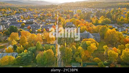 Grantown am Spey Highland Schottland im Herbst mit Blick auf die Inverallan Church und die Grant Road Stockfoto