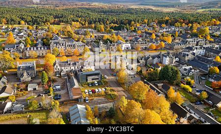 Grantown am Spey Highland Schottland mit herbstlichen Bäumen mit Blick auf den Square und die A 939 Road Stockfoto