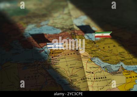 Israel und Iran werden auf der politischen Karte des Nahen Ostens unter Flagge gesetzt. Krise und Krieg zwischen israelischen und iranischen islamischen Republiken. Hochwertige Fotos Stockfoto