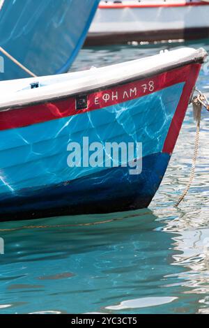 Wasserreflexionen auf einem blauen Boot mit griechischer Schrift auf der griechischen Insel Kastellorizo oder Meis. Griechenland, Europa Stockfoto