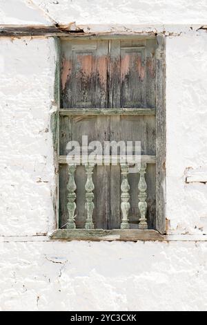 Traditioneller, grün gestrichener Holzladen in einem Haus in einer Seitenstraße der griechischen Insel Kastellorizo oder Meis. Griechenland, Europa Stockfoto