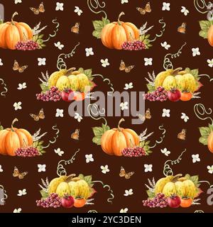 Herbstgemüse- und Obsternte mit Schmetterlingen und winzigen Blumen nahtloses Aquarellmuster auf dunkelbraun Stockfoto