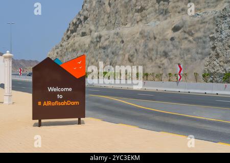 Al Rafisah Water Dam Wegweiser, in der Nähe von Wadi SHIS, Touristenattraktion Ort für Wasseraktivitäten, Khor Fakkan, VAE Stockfoto