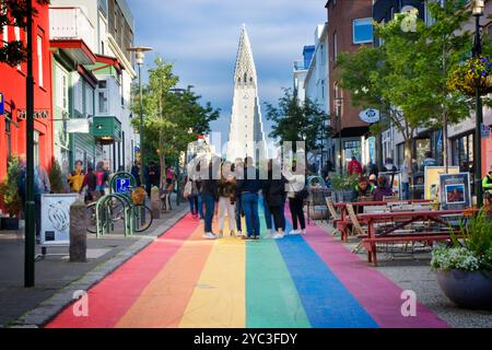 Die Rainbow Street in Reykjavik ist gesäumt von Cafés und Souvenirläden, die mit den Farben des Regenbogens bemalt sind, um Pride, Island, zu feiern Stockfoto