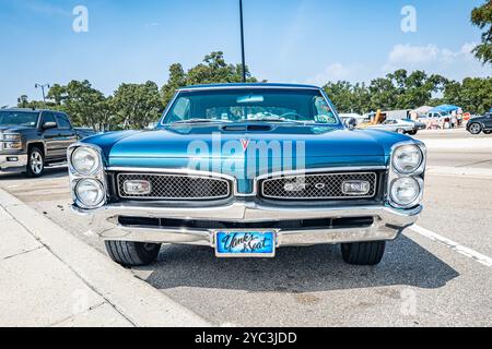 Gulfport, MS - 04. Oktober 2023: Hochperspektivische Vorderansicht eines 2-türigen Pontiac GTO Hardtops aus dem Jahr 1967 auf einer lokalen Autoshow. Stockfoto