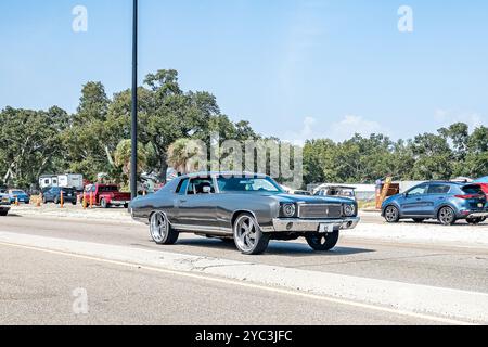 Gulfport, MS - 04. Oktober 2023: Weitwinkel-Eckansicht eines 2-türigen Chevrolet Monte Carlo Hardtops aus dem Jahr 1970 auf einer lokalen Autoshow. Stockfoto