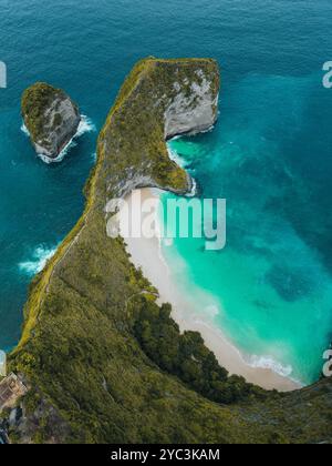 Blick aus der Vogelperspektive auf den atemberaubenden Kelingking Beach auf Nusa Penida Island, Bali Stockfoto