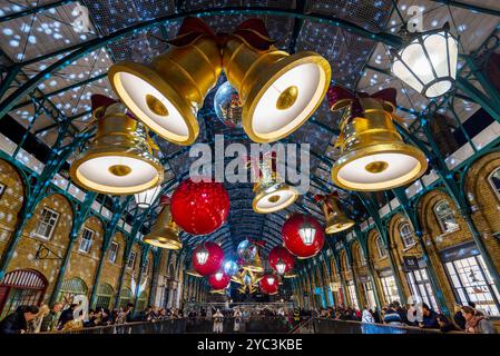 Weihnachtsbeleuchtung im Covent Garden Market in London, Großbritannien Stockfoto