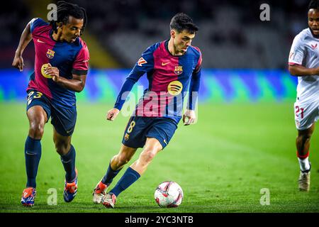 Barcelona, Barcelona, Spanien. Oktober 2024. Jules KOUNDE aus Barcelona und Pedro GONZALEZ LOPEZ (Pedri) aus Barcelona während des LaLiga-Spiels zwischen dem FC Barcelona und Sevilla FC bei Estadi Olimpic Lluis Companys am 20. Oktober 2024 in Barcelona. (Kreditbild: © Matthieu Mirville/ZUMA Press Wire) NUR REDAKTIONELLE VERWENDUNG! Nicht für kommerzielle ZWECKE! Stockfoto