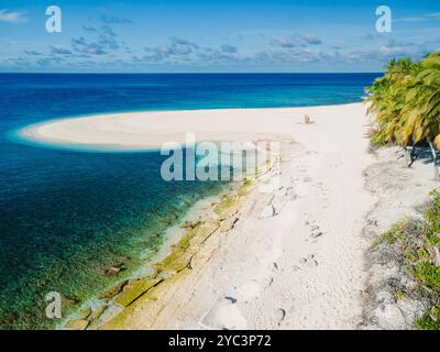 Malediven Insel mit Sandstrand und ruhigem Meer. Drohnenansicht Stockfoto