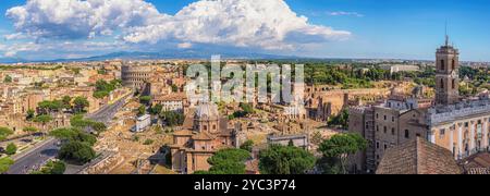 Rom Italien Panoramablick auf die Skyline der Stadt mit Kolosseum Stockfoto