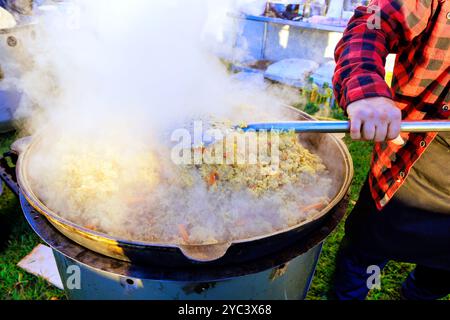 In der türkischen Küche werden große gusseiserne Kessel zum Kochen von Pilaw verwendet Stockfoto