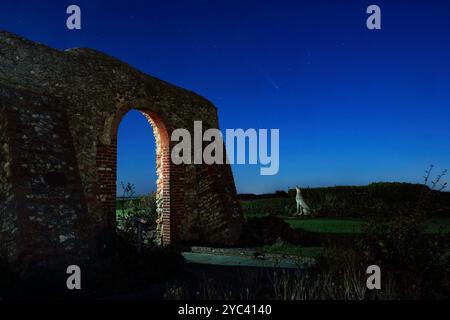 Die Ruinen der St. Edmunds Kapelle, Hunstanton mit dem Tsuchinshan Atlas Kometen (C2023/A3) am Nachthimmel. Stockfoto