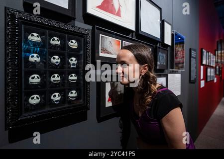 London, Großbritannien. 21. Oktober 2024. Ein Mitarbeiter sieht Kunstwerke aus „The Nightmare Before Christmas“, 1993, bei einer Vorschau auf die Ausstellung World of Tim Burton im Design Museum. Tim Burton ist in erster Linie für seine filmische Arbeit bekannt und selbst ein multidisziplinärer Künstler. 600 Objekte aus seinem persönlichen Archiv, die sich über 50 Jahre erstrecken, werden vom 25. Oktober 2024 bis 21. April 2025 in Großbritannien erstmals ausgestellt. Quelle: Stephen Chung / Alamy Live News Stockfoto