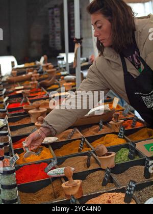 Der Markt für frische Lebensmittel in Uzes, Südfrankreich Stockfoto