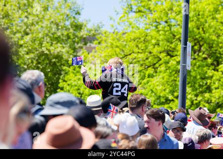 Canberra, Australien. Oktober 2024. Die Öffentlichkeit erwartet die Ankunft von Königin Camilla und König Charles III. Am 21. Oktober 2024 in Canberra, Australien Credit: IOIO IMAGES/Alamy Live News Stockfoto