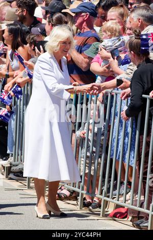 Canberra, Australien. Oktober 2024. Königin Camilla macht einen Spaziergang, um die Öffentlichkeit während des Besuchs von Königin Camilla und König Charles III. Am 21. Oktober 2024 in Canberra, Australien, zu treffen Stockfoto