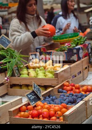 Der Markt für frische Lebensmittel in Uzes, Südfrankreich Stockfoto