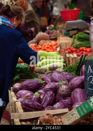 Der Markt für frische Lebensmittel in Uzes, Südfrankreich Stockfoto