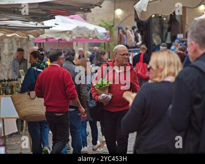 Der Markt für frische Lebensmittel in Uzes, Südfrankreich Stockfoto
