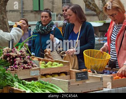 Der Markt für frische Lebensmittel in Uzes, Südfrankreich Stockfoto