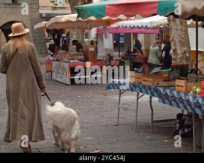 Der Markt für frische Lebensmittel in Uzes, Südfrankreich Stockfoto