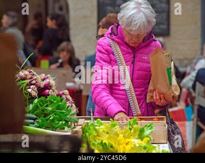 Der Markt für frische Lebensmittel in Uzes, Südfrankreich Stockfoto