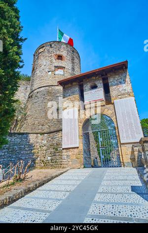 BERGAMO, ITALIEN - 7. APRIL 2022: Das steinerne Tor und der riesige Turm der mittelalterlichen Festung Rocca di Bergamo, Italien Stockfoto