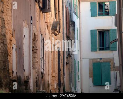 Grüne Fensterläden in Südfrankreich Stockfoto