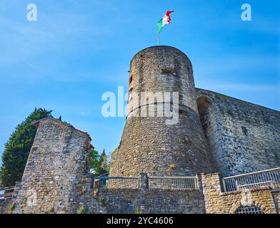 Der riesige runde Steinturm der erhaltenen historischen Festung Rocca di Bergamo auf dem Hügel Sant'Eufemia in Bergamo Alta, Italien Stockfoto