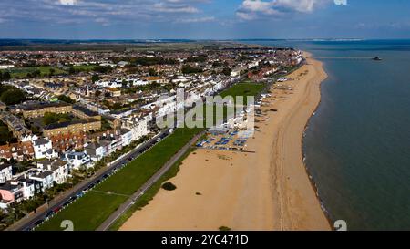 Blick aus der Vogelperspektive auf Walmer Green, Blick auf Downs Sailing Club, Walmer Lifeboat Station und Deal Pier. Stockfoto