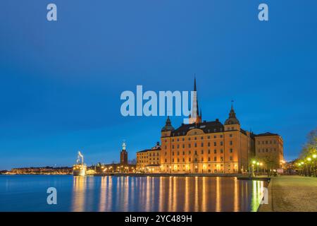 Stockholm Schweden, nächtliche Skyline am Stockholmer Rathaus und Gamla Stan Stockfoto