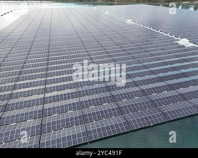 21. Oktober 2024, Baden-Württemberg, Bad Schönborn: Die derzeit größte PV-Anlage auf einem See, fotografiert mit einer Drohne. Das System erzeugt seit dem 1. August Strom und wird nun eröffnet. Er schwimmt auf dem Philippsee. Foto: Bernd Weißbrod/dpa Stockfoto