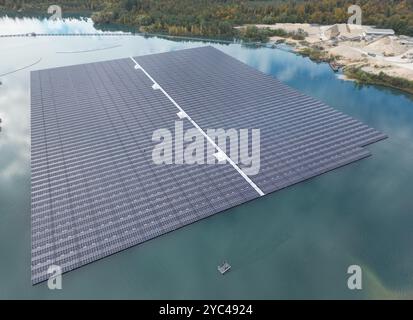 21. Oktober 2024, Baden-Württemberg, Bad Schönborn: Die derzeit größte PV-Anlage auf einem See, fotografiert mit einer Drohne. Das System erzeugt seit dem 1. August Strom und wird nun eröffnet. Er schwimmt auf dem Philippsee. Foto: Bernd Weißbrod/dpa Stockfoto