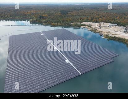 21. Oktober 2024, Baden-Württemberg, Bad Schönborn: Die derzeit größte PV-Anlage auf einem See, fotografiert mit einer Drohne. Das System erzeugt seit dem 1. August Strom und wird nun eröffnet. Er schwimmt auf dem Philippsee. Foto: Bernd Weißbrod/dpa Stockfoto