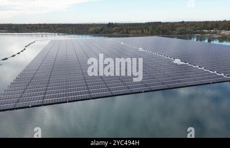 21. Oktober 2024, Baden-Württemberg, Bad Schönborn: Die derzeit größte PV-Anlage auf einem See, fotografiert mit einer Drohne. Das System erzeugt seit dem 1. August Strom und wird nun eröffnet. Er schwimmt auf dem Philippsee. Foto: Bernd Weißbrod/dpa Stockfoto