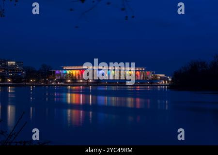 Das Kennedy Center ist mit Regenbogenlichtern beleuchtet, um die Kennedy Center Honors in Washington, D.C. zu feiern. Die Regenbogenfarben und das Logo symbolisieren Stockfoto