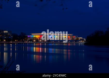 Das Kennedy Center ist mit Regenbogenlichtern beleuchtet, um die Kennedy Center Honors in Washington, D.C. zu feiern. Die Regenbogenfarben und das Logo symbolisieren Stockfoto